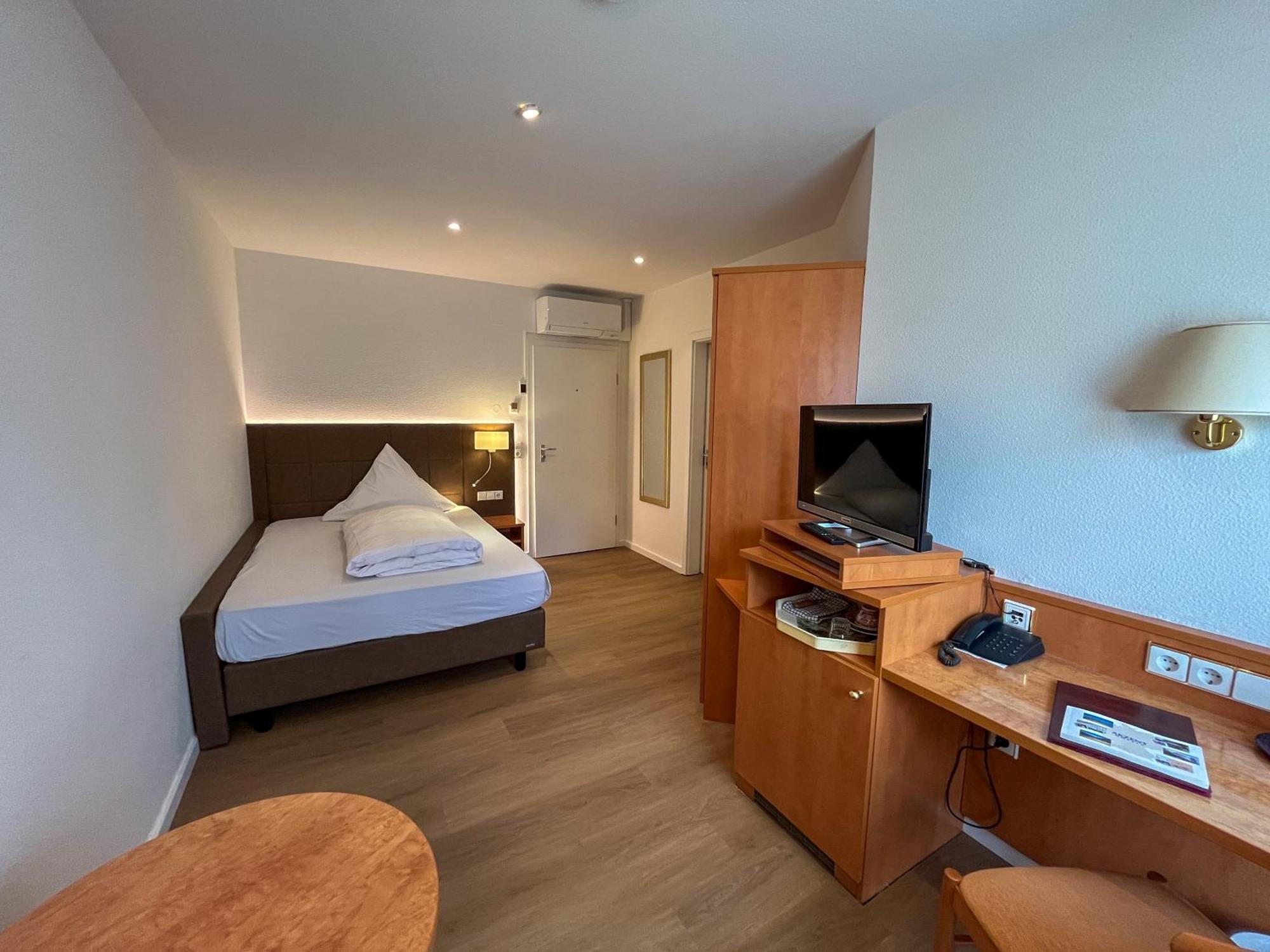באד קרוצינגן Akzent Hotel Atrium Baden מראה חיצוני תמונה